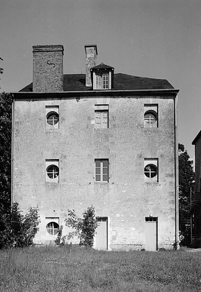 Vue générale de la dépendance située en prolongement de la chapelle.