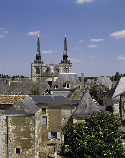 Vue perspective de l'église, du couvent et de l'enceinte.