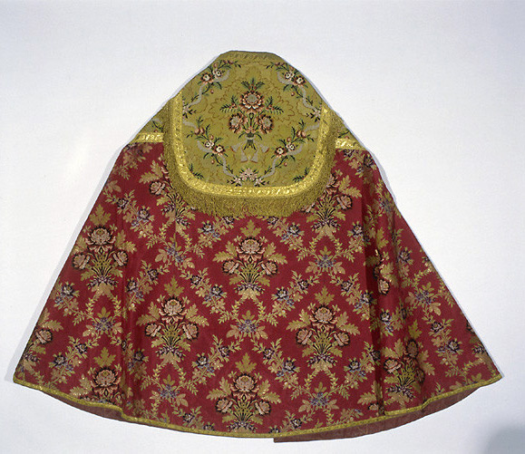 Chapes (2), chasuble, dalmatiques (2), étoles (3), manipules (2), voile de calice, bourse de corporal