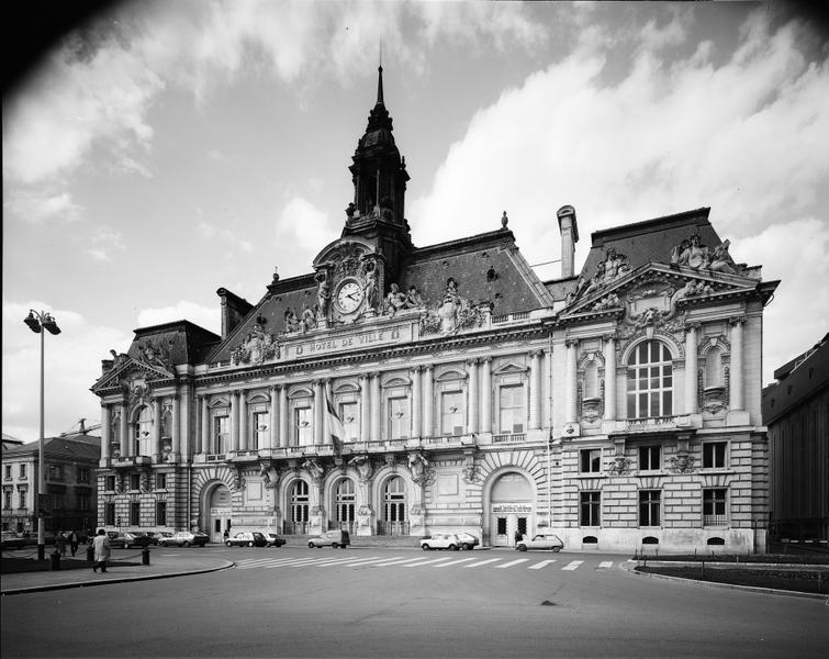 Ensemble des sculptures de l'extérieur de l'hôtel de ville (6 statues, 2 cariatides, 4 atlantes, sculpture)