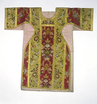 Chapes (2), chasuble, dalmatiques (2), étoles (3), manipules (2), voile de calice, bourse de corporal