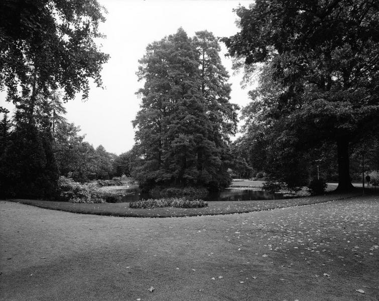 Vue générale du jardin prise de l'ouest.