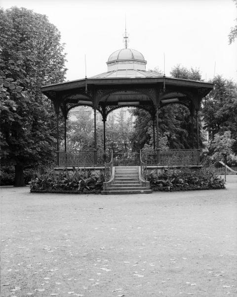 Kiosque métallique du parc des Prébendes d'Oe, vue prise du nord.