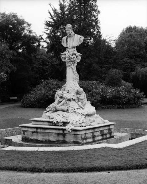 Monument à Pierre de Ronsard par Georges Delperier.