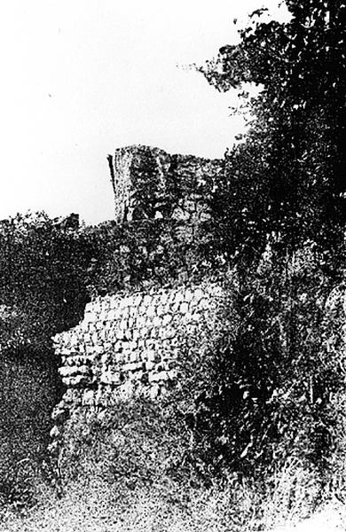 Restes de l'ancienne église de Barrou. In : Bourassé et Chevalier. Recherches historiques et archéologiques sur les églises romanes en Touraine du VIe au XIe siècle. MSAT, t. 1, 1869, pl. XLI, photolithographie l 8 x H 12.5.