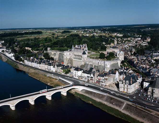 Ville ; pont ; château