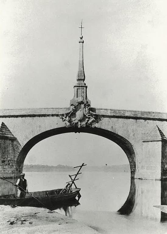 L'arche centrale du pont Jacques Gabriel. Photographie ancienne (avant 1901).