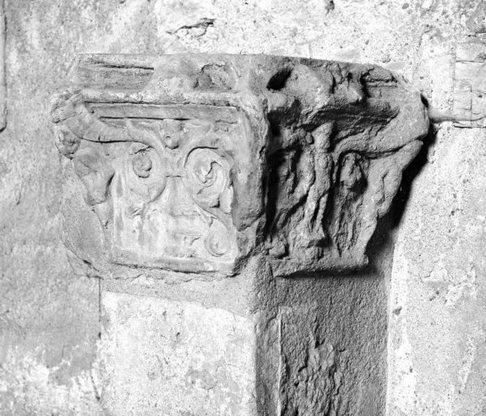 Passage couvert. Détail : chapiteau.