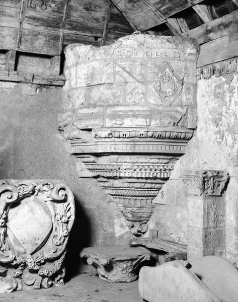 Bâtiment sud, façade oues, tourelle en encorbellement. Détail : mouluration et décor de l'encorbellement.