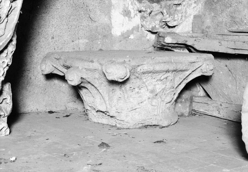 Bâtiment sud, cellier, détail : chapiteau.
