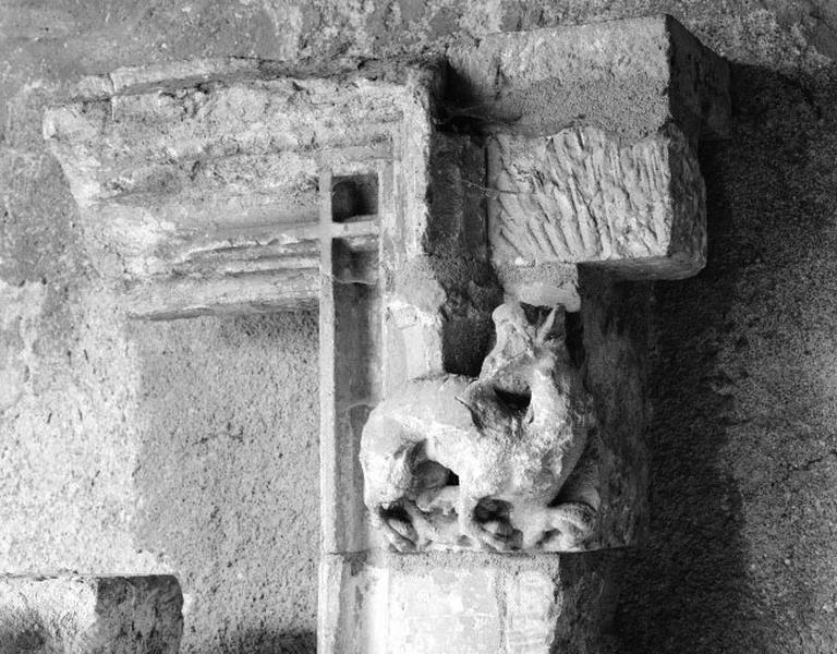 Bâtiment est, façade ouest. Détail : encadrement de fenêtre.