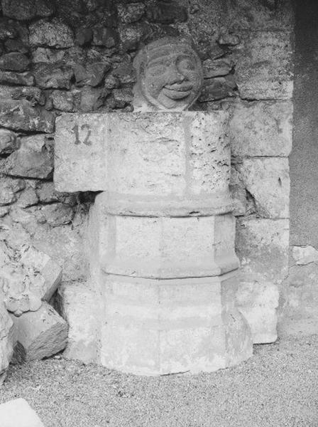 Base d'une colonne et modillon découverts vers 1936 (non localisés). Fragments lapidaires déposés au cimetière de Saint Saturnin, Blois-Vienne, n° 12.