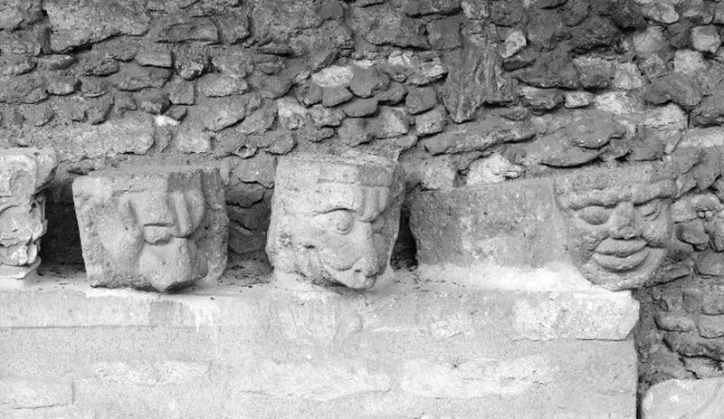 Culs-de-lampe figurés (masque, animaux) provenant du cellier.