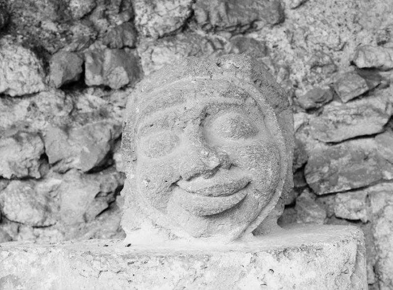 Modillon découvert vers 1936 (non localisé). Fragment lapidaire déposé au cimetière de Saint Saturnin, Blois-Vienne, n°51.