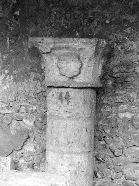 Bâtiment sud, cellier, détail : chapiteau.