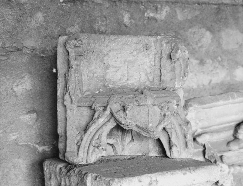 Façade occidentale ? Dais surmontant une niche. Fragment lapidaire déposé au cimetière de Saint Saturnin, Blois-Vienne, n° 213.