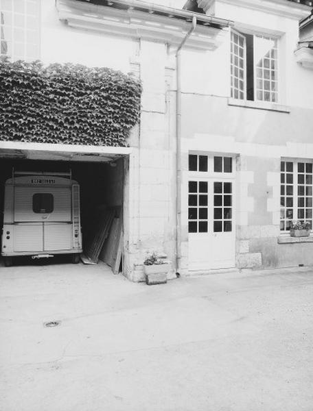 Eglise : vestiges des pilastres doriques de la nef (réutilisés lors de la construction d'une maison à l'emplacement de l'église). Etat actuel.