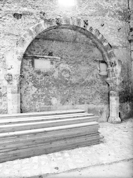 Arcade de la halle, déposée dans la cour de l'ancien couvent des Jacobins.