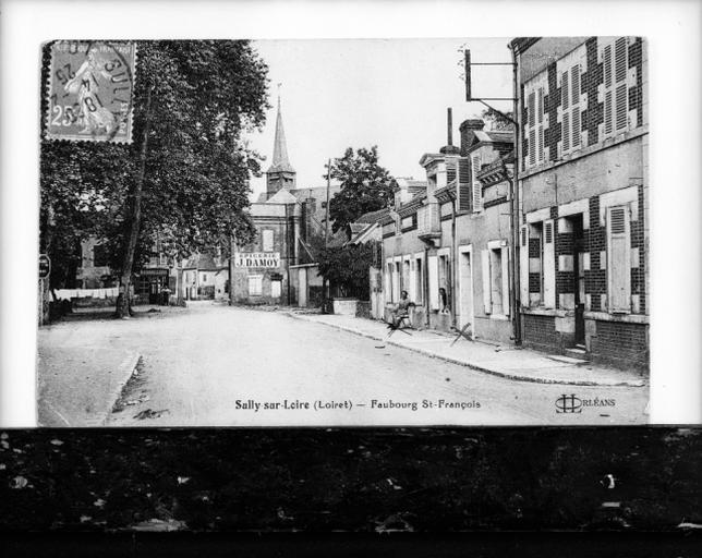 Vue des maisons du faubourg Saint-François, prise au début du siècle, avec la porte de ville du Berry.