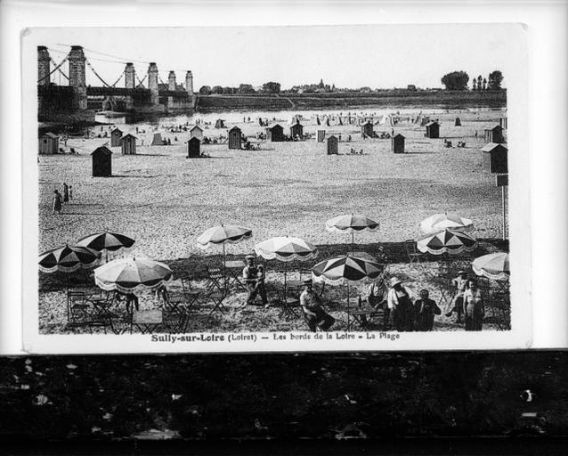 Le pont suspendu et la plage.