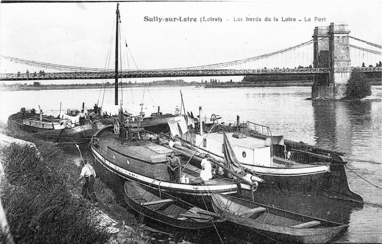 Port de Saint-Père, bateaux amarrés. Carte postale ancienne, premier quart du XXe siècle. (collection particulière).