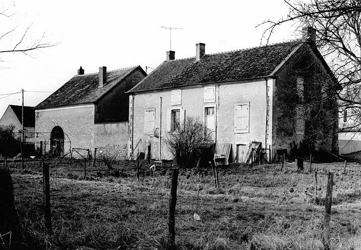 Façade postérieure, vue de volume prise du sud ouest. A gauche, mairie avec aménagement sur l'arrière d'une remise..