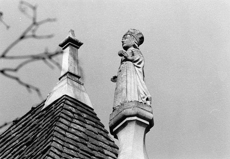 Façade sud-Statue en pinacle.