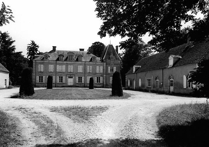 Logis : façade côté cour.