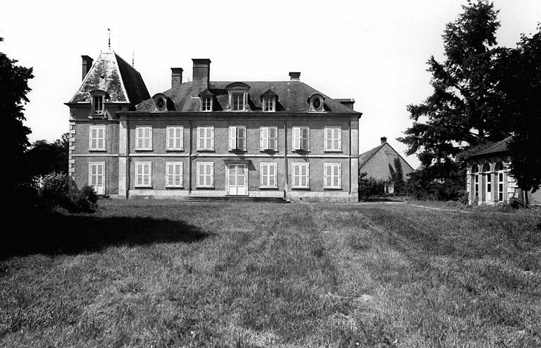 Logis : façade côté parc.