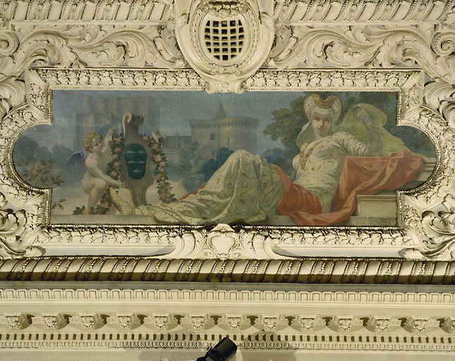 Salle des Fêtes : compartiment du plafond : composition avec femme en costume Renaissance et le château de Loches.