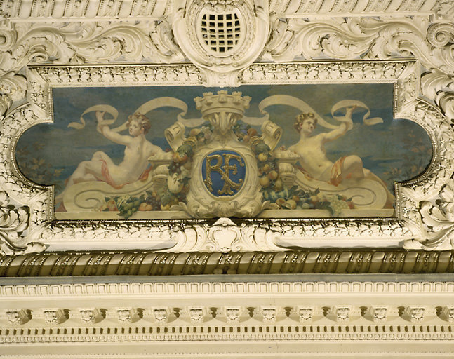 Salle des Fêtes : compartiment du plafond : composition avec le monogramme R.F..