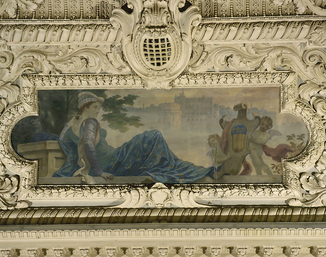 Salle des Fêtes : compartiment du plafond: composition avec une femme en costume Renaissance et le château d'Amboise.