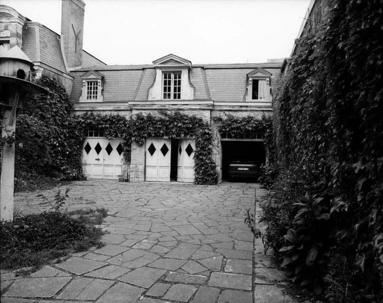 Bâtiment en fond de cour : les communs du n°14.