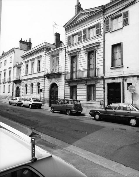 Façade antérieure sur la rue.