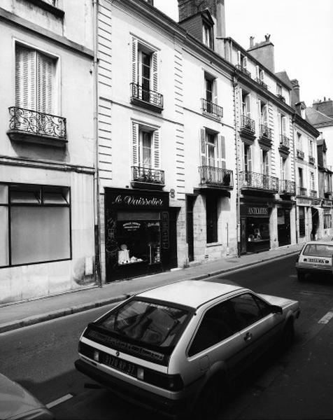 Maisons, façades antérieures sur rue.