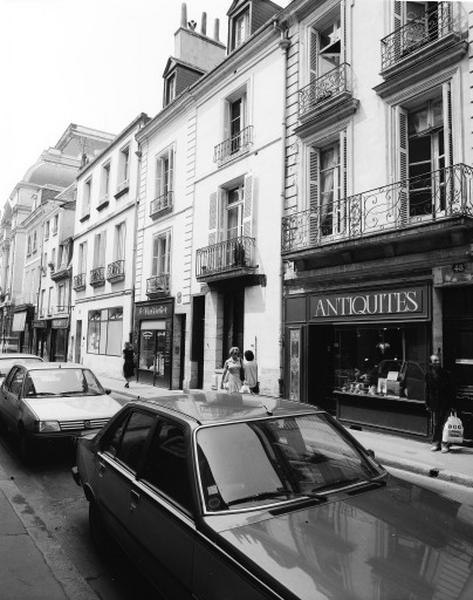 Maisons, façades antérieures sur rue.