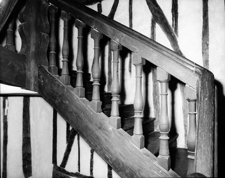 Intérieur, escalier en bois à balustres.