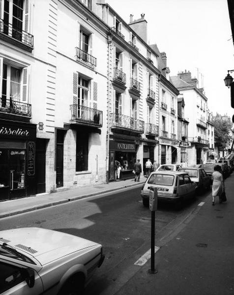 Maisons, façades antérieures sur rue.