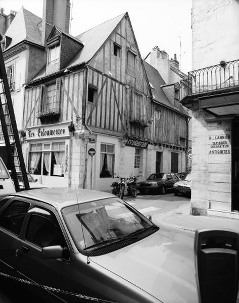 Maison en pierre et pan de bois, vue de volume.