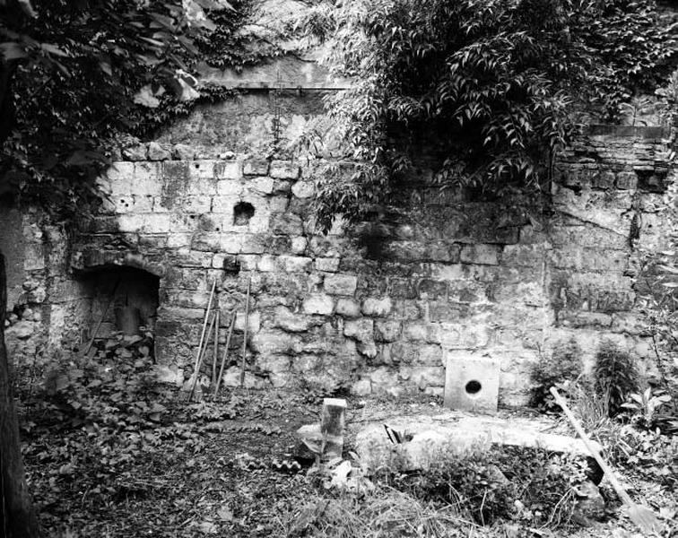 Enceinte du 12ème siècle : mur de la saillie sud-ouest du rempart des Arcis au 62 rue de la Scellerie.