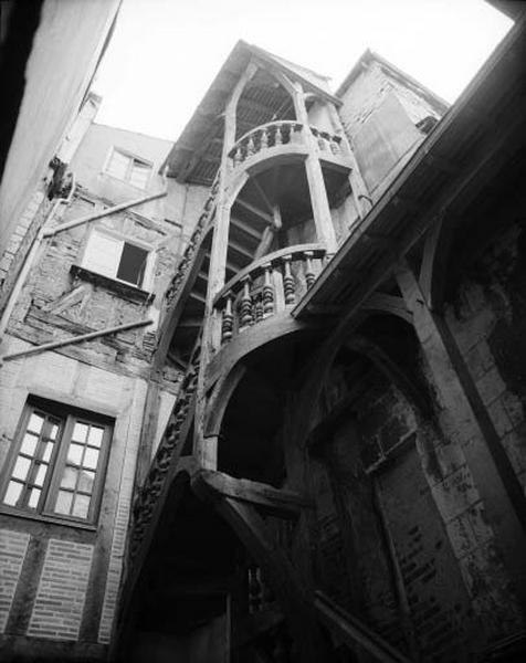 Escalier hors oeuvre au centre de la façade postérieure.