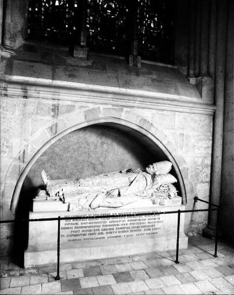 Troisième chapelle du déambulatoire sud : tombeau de Monseigneur Renou, vue d'ensemble.