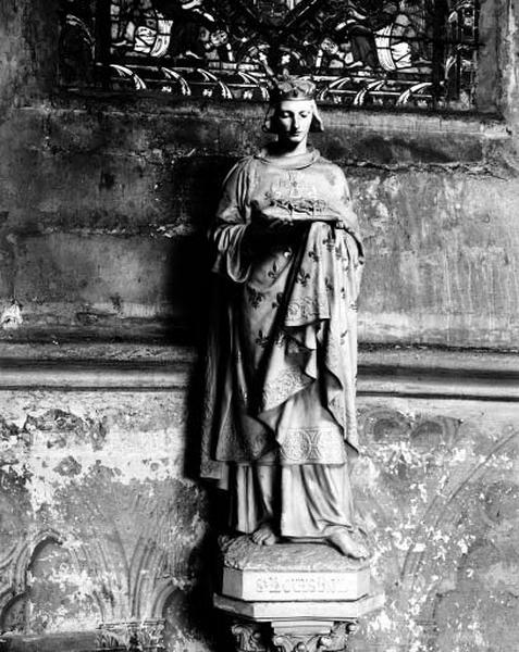 Déambulatoire : première chapelle après Notre-Dame du Chevet, statue de saint Louis, vue d'ensemble.