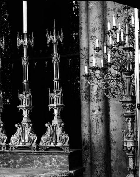 Choeur : garniture d'autel, chandelier.