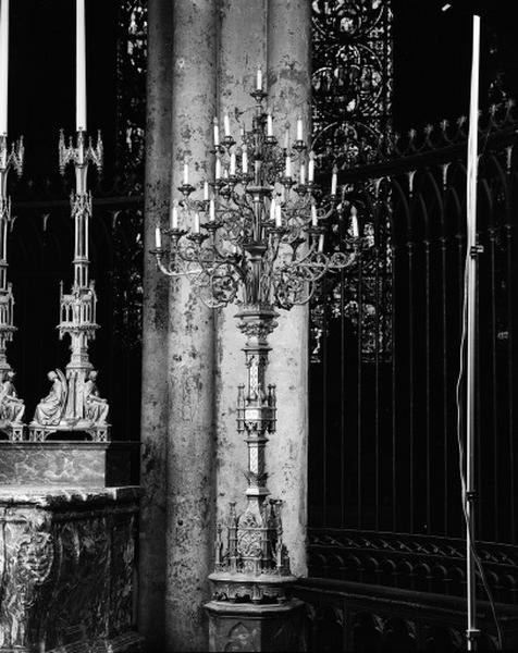 Choeur : garniture d'autel, vue d'un des candélabres latéraux.