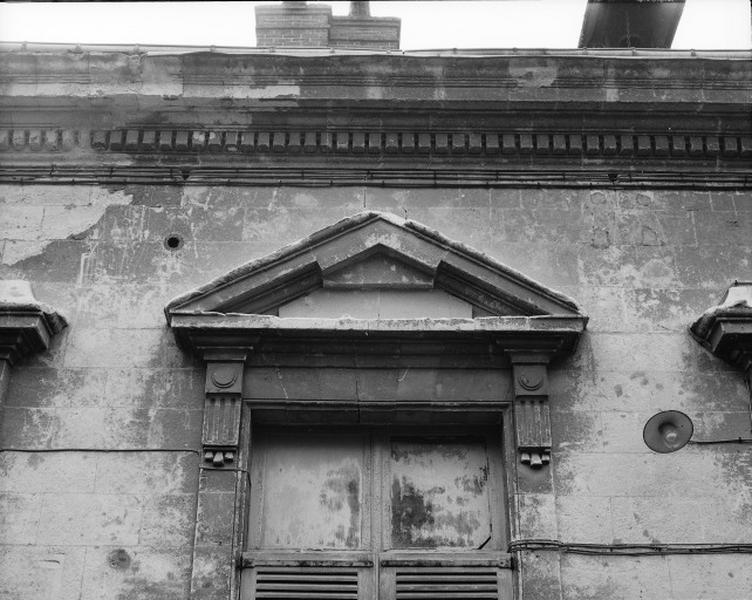 Façade nord de la cour, détail : fronton de la baie centrale.