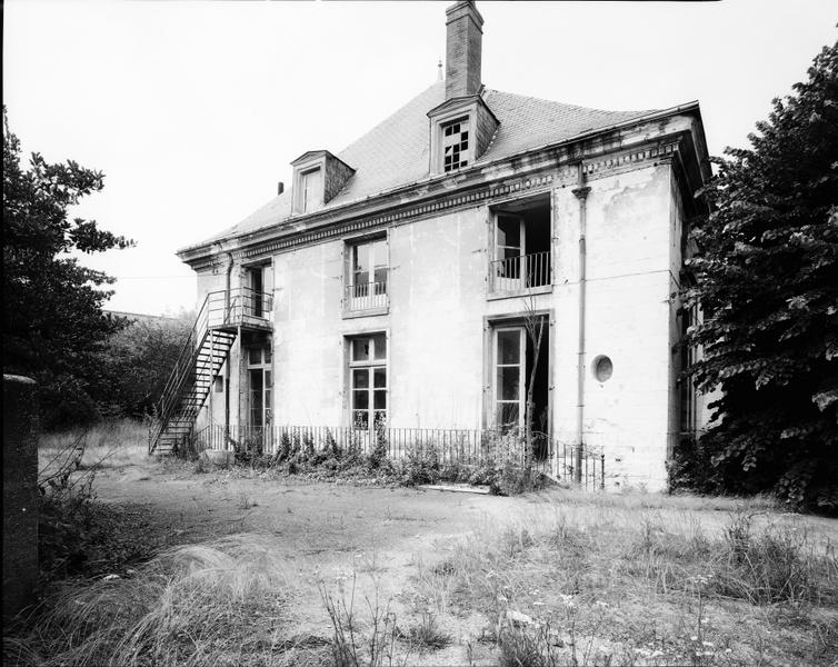 Façade est : vue prise du nord-est.