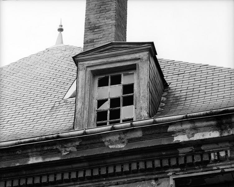 Façade est, détail : lucarne à fronton en bois et sa baie.