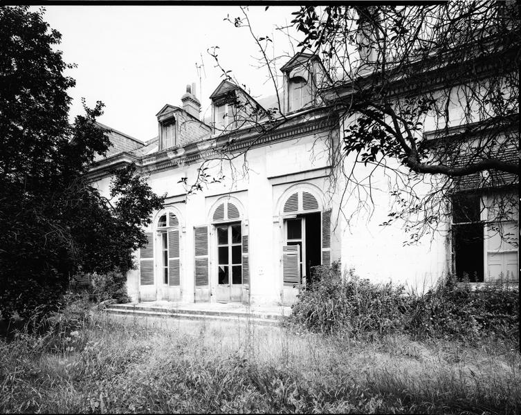 Façade sur jardin : vue d'ensemble.