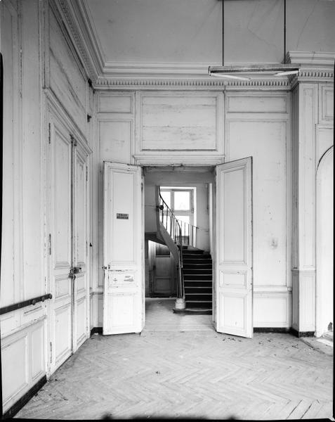 L'escalier vu du grand salon.